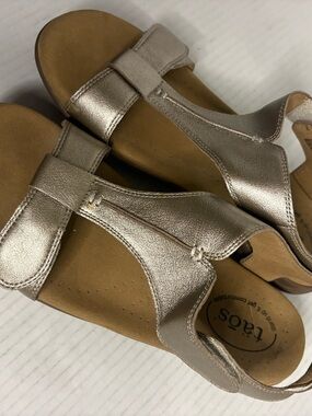 Taos The Shoe Lightweight Sling Back T-Strap Champagne Womens Leather Sandal 8